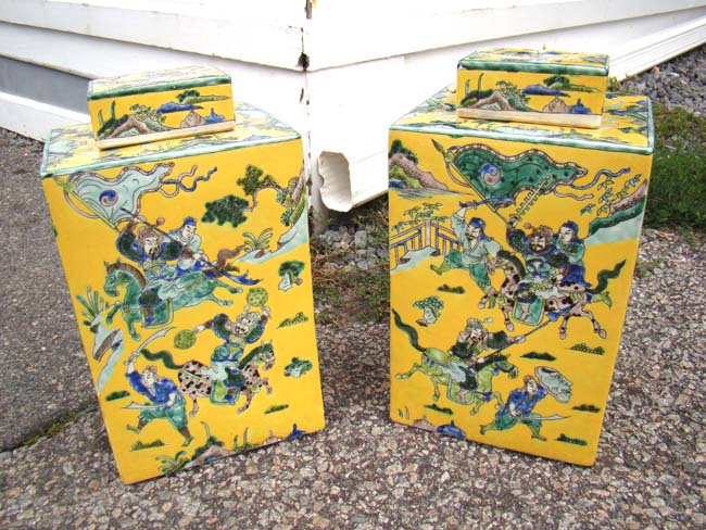 A wonderful pair of Chinese covered jars depicting warriors battling, 20th century
